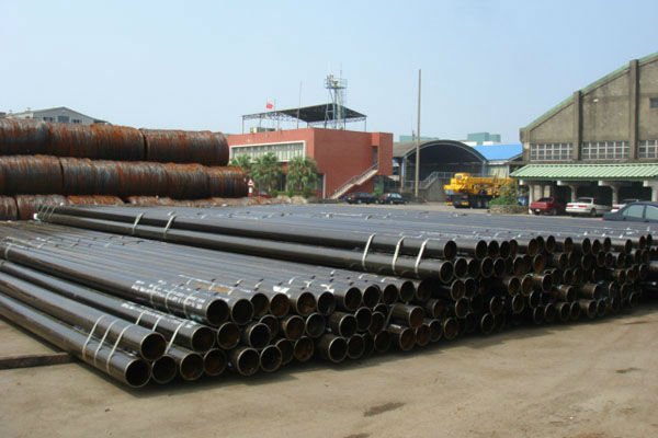 01.Steel_pipe_at_shipside.jpg